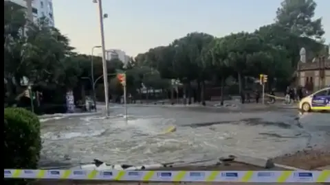 Se corta el tráfico por una gran fuga de agua en Barcelona Se corta el tráfico por una gran fuga de agua en Barcelona