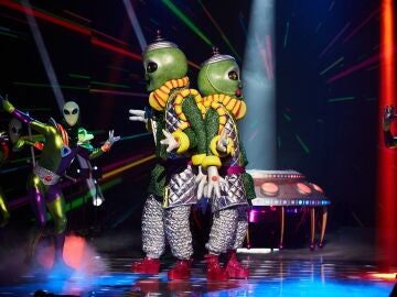 Alien&iacute;genas muestran su lado m&aacute;s humano con &lsquo;Nunca deb&iacute; enamorarme&rsquo; de Camela 