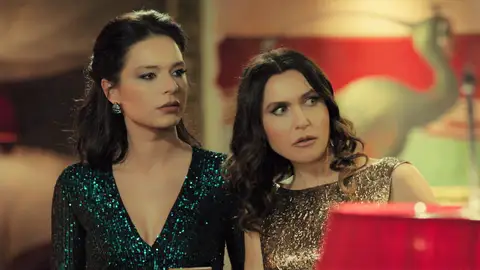 Irem le entrega una nota a escondidas a Kemal... ¡Y Zehra lo ve todo! Irem le entrega una nota a escondidas a Kemal... ¡Y Zehra lo ve todo!