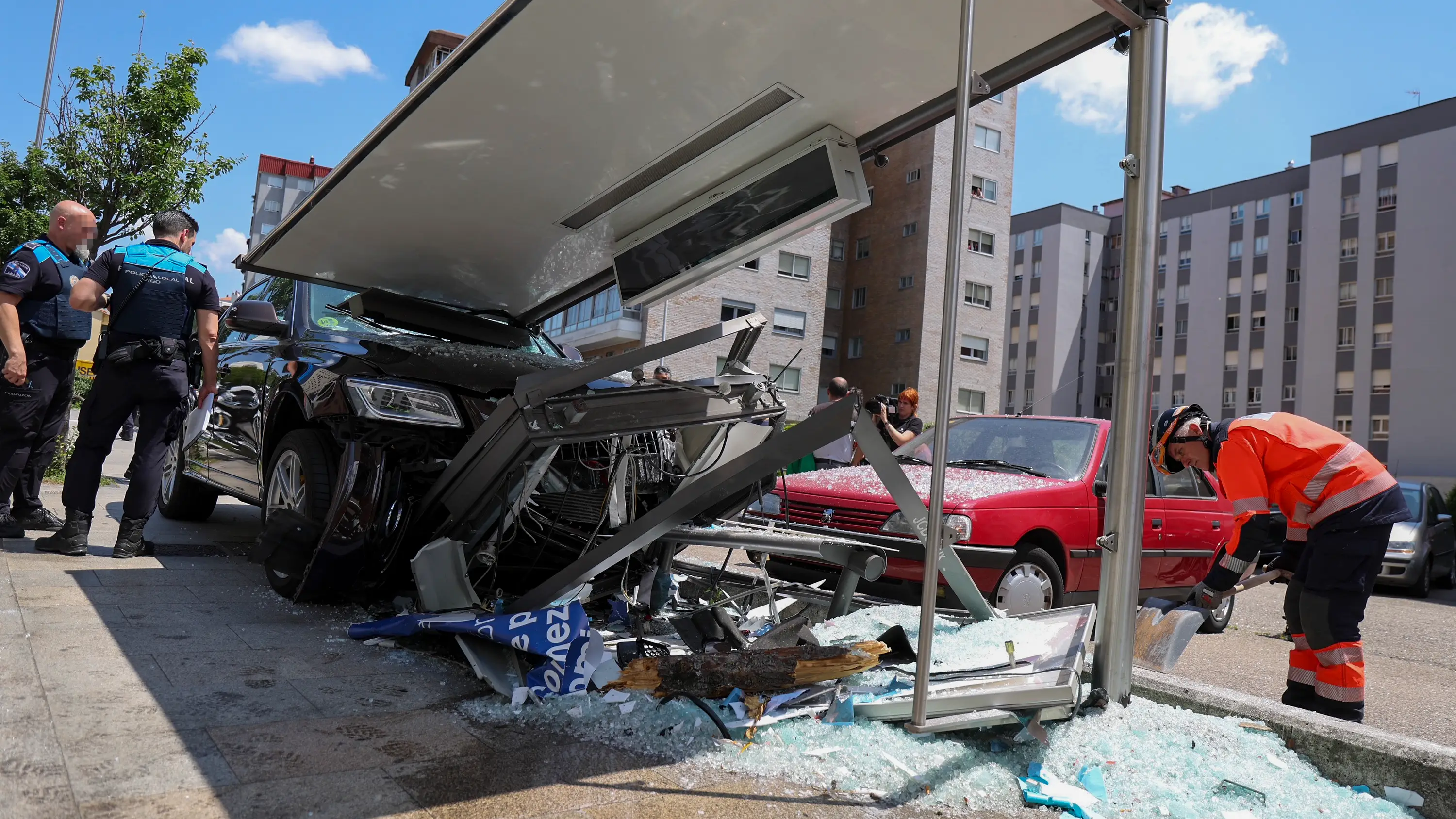 El vehículo impacta contra la marquesina de una parada de autobús El vehículo impacta contra la marquesina de una parada de autobús