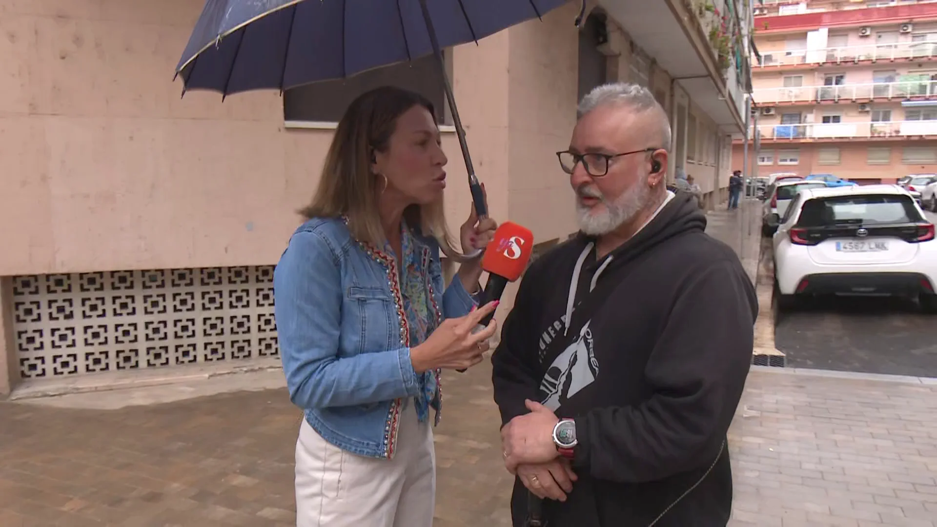 Rescatan a un hombre de 250 kilos que vivía rodeado de basura: "Ahí es imposible vivir, no entrarían ni los okupas" Rescatan a un hombre de 250 kilos que vivía rodeado de basura: "Ahí es imposible vivir, no entrarían ni los okupas"