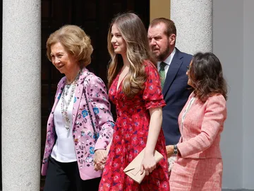 La princesa Leonor, con sus abuelos la reina Sofía, Paloma Rocasolano y Jesús Ortiz La princesa Leonor, con sus abuelos la reina Sofía, Paloma Rocasolano y Jesús Ortiz