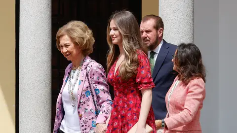 La princesa Leonor, con sus abuelos la reina Sofía, Paloma Rocasolano y Jesús Ortiz La princesa Leonor, con sus abuelos la reina Sofía, Paloma Rocasolano y Jesús Ortiz