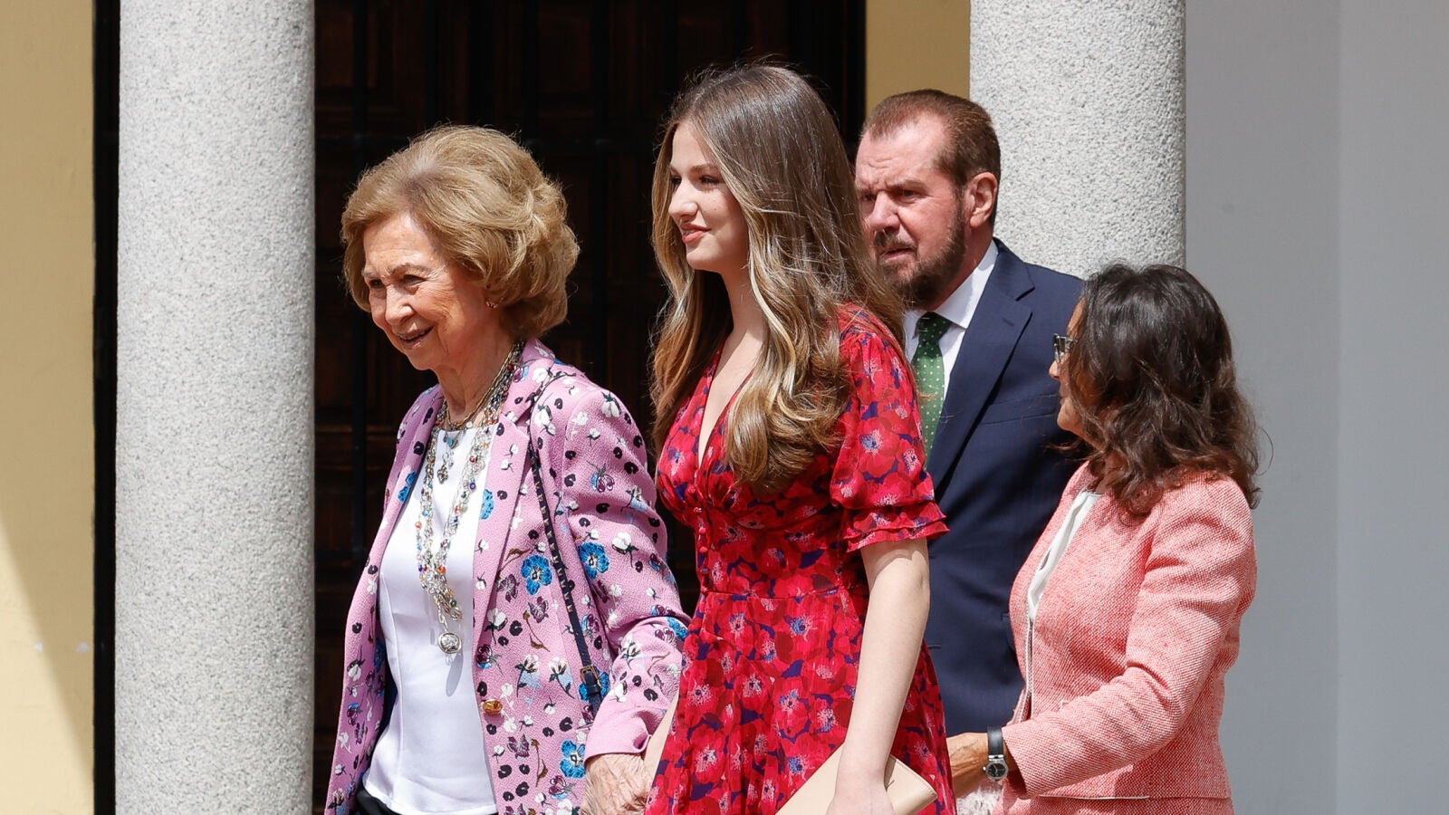 Los gestos de cariño de la princesa Leonor con sus abuelos, la reina Sofía, Paloma Rocasolano y Jesús Ortiz, en la Confirmación de la infanta Sofía