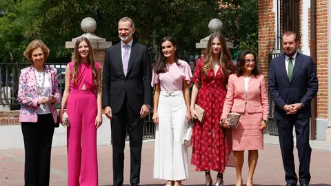 La infanta Sofía rodeada de su familia en su Confirmación La infanta Sofía rodeada de su familia en su Confirmación