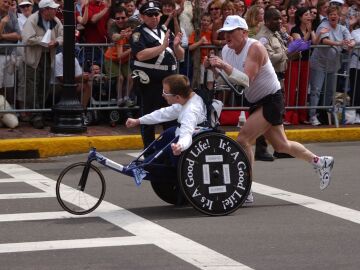 Rick Hoyt y su padre Dick en la maratón de Boston