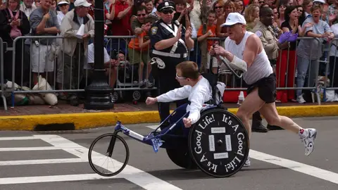 Rick Hoyt y su padre Dick en la maratón de Boston Rick Hoyt y su padre Dick en la maratón de Boston