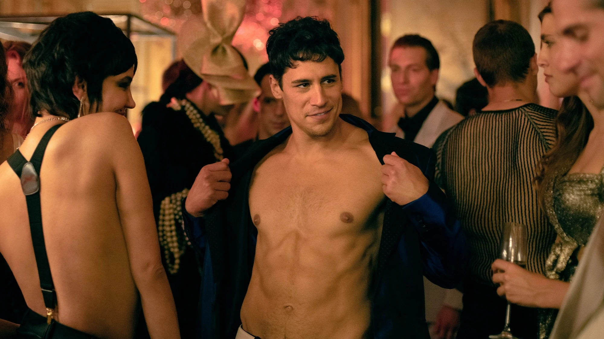 Marti&ntilde;o Rivas muestra su musculado cuerpo en 'Nacho'