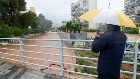 Una persona toma imágenes del caudal en un barranco cuando el episodio de lluvias torrenciales
