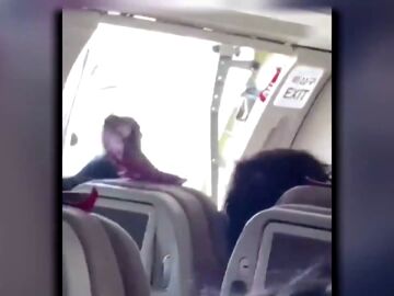 El pasajero que sembró el pánico al abrir la puerta de un avión en pleno vuelo