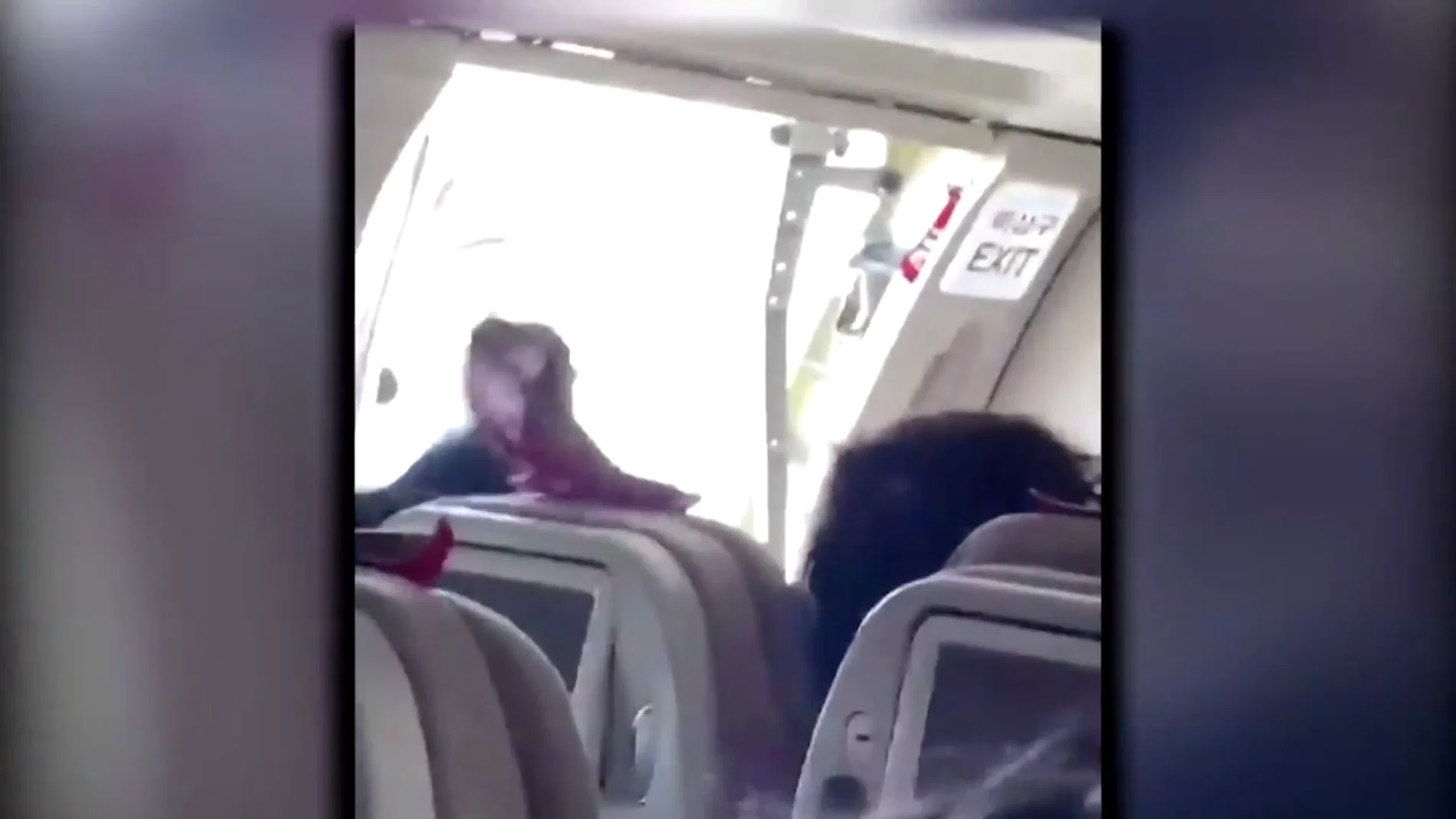 Un pasajero siembra el pánico al abrir la puerta de un avión en pleno vuelo