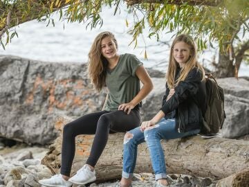 Dos adolescentes al aire libre