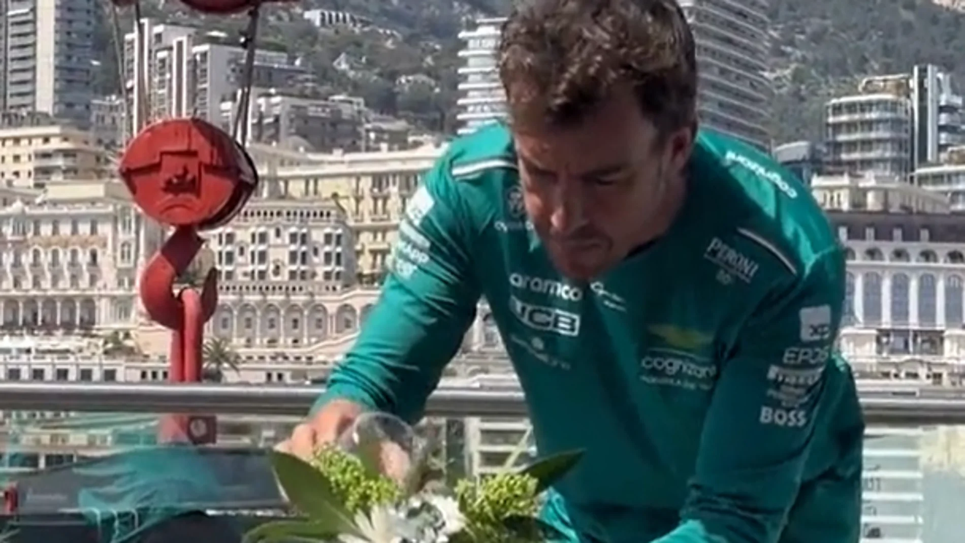 Fernando Alonso regando unas macetas en el GP de Mónaco