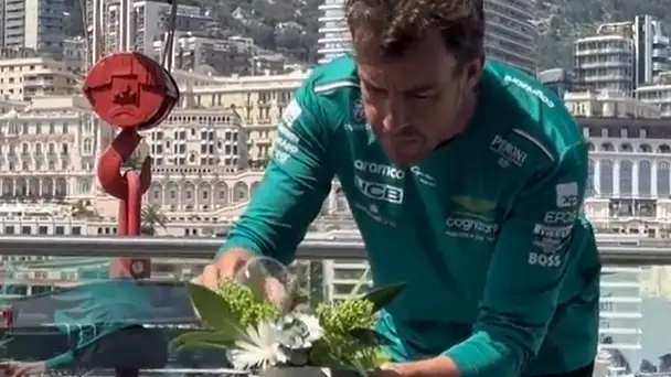 Fernando Alonso regando unas macetas en el GP de M&oacute;naco