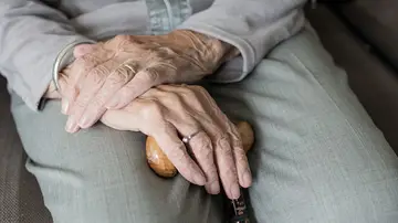 Imagen de archivo de unas manos de un anciano