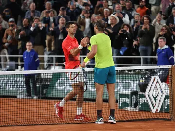 Djokovic y Nadal saludándose tras su partido en Roland Garros 2022 Djokovic y Nadal saludándose tras su partido en Roland Garros 2022