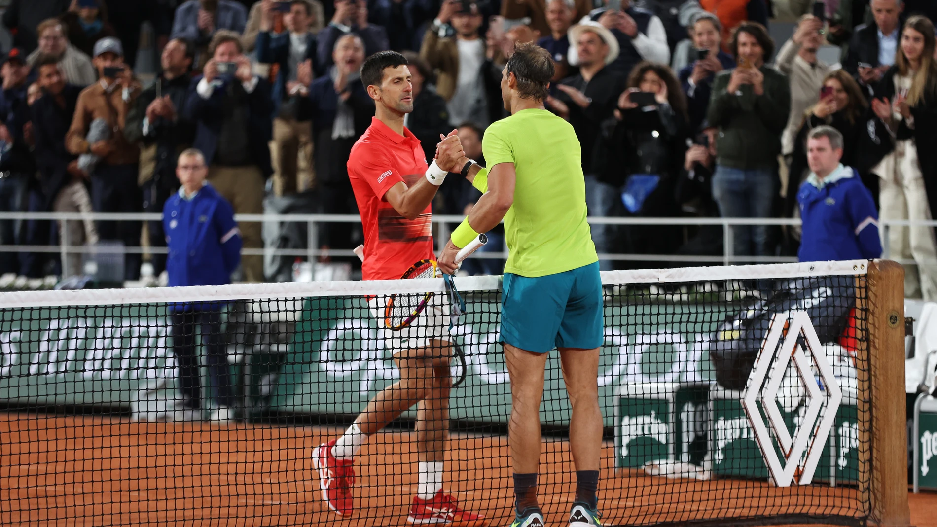 Djokovic y Nadal saludándose tras su partido en Roland Garros 2022