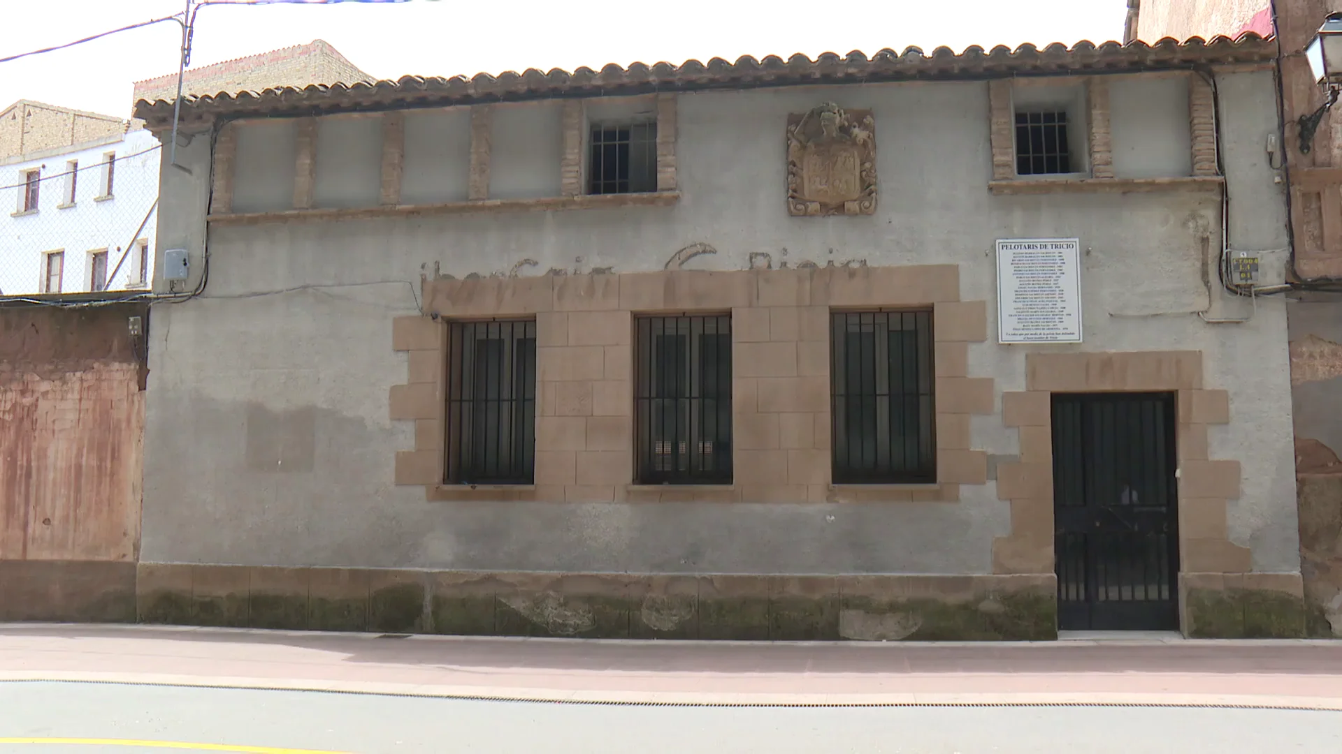 La fachada de la antigua caja de ahorros La fachada de la antigua caja de ahorros