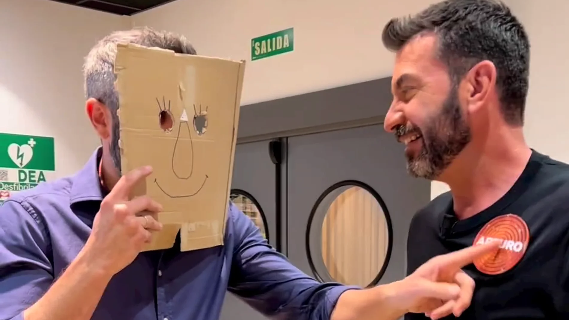 Roberto Leal crea una nueva máscara para cantar en ‘Mask Singer’: ¡Arturo Valls no aguanta la risa! 