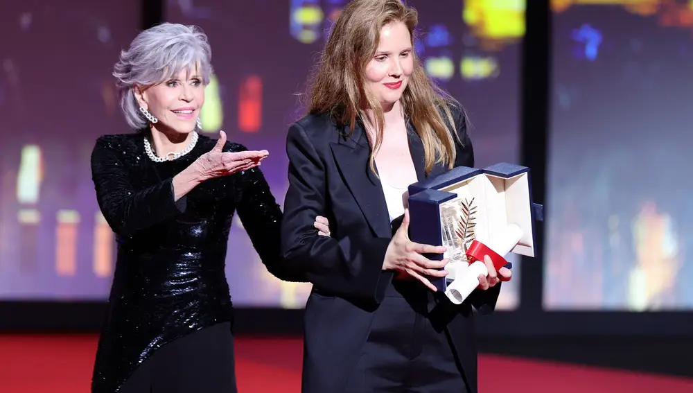 Jane Fonda entregando la Palma de Oro a Justine Triet