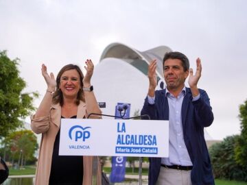 La candidata del PP a la Alcaldía de València, Maria José Catalá, y el candidato 'popular' a la Presidencia de la Generalitat, Carlos Mazón