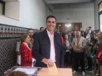 Pedro Sánchez, sonriente al depositar su voto