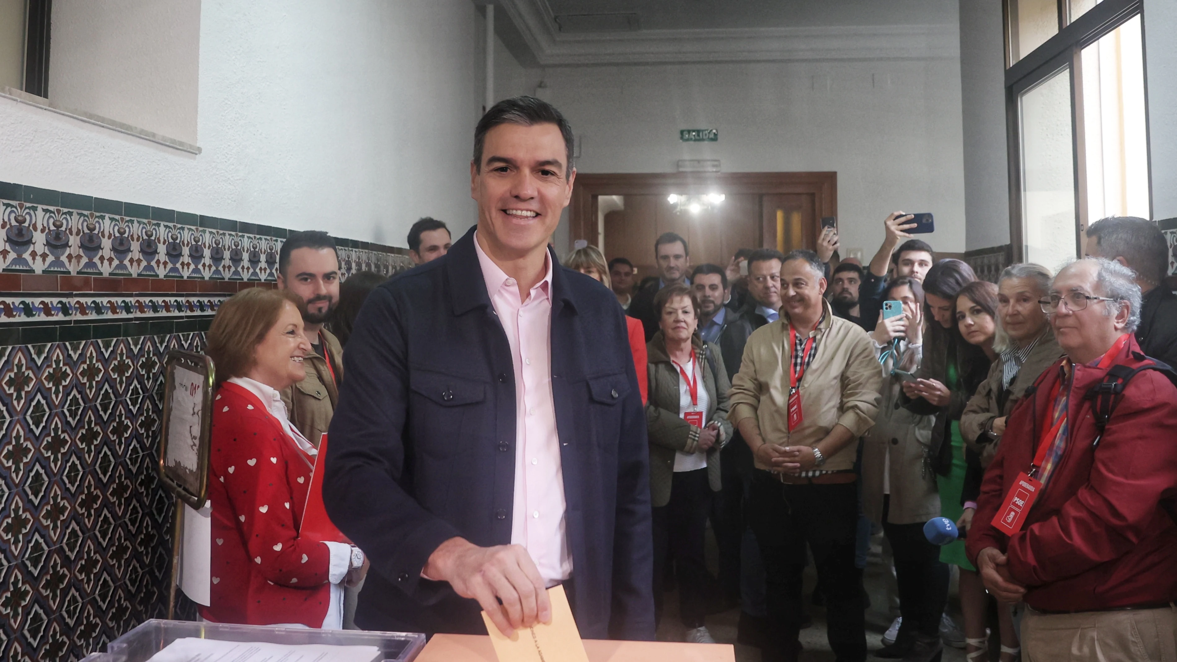 Pedro Sánchez, sonriente al depositar su voto Pedro Sánchez, sonriente al depositar su voto