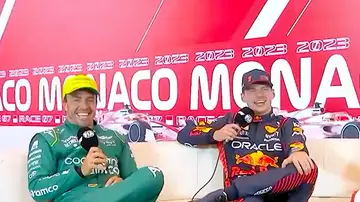 Alonso y Verstappen riéndose en la rueda de prensa posterior a la qualy en Mónaco