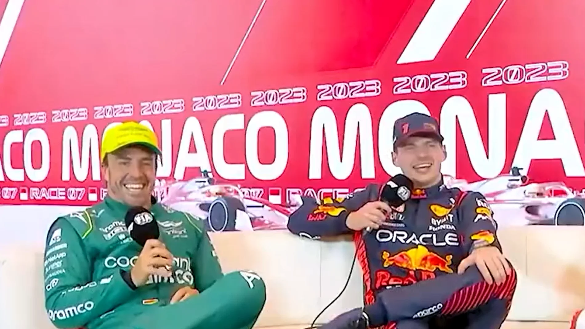 Alonso y Verstappen riéndose en la rueda de prensa posterior a la qualy en Mónaco