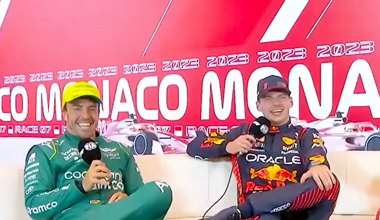 Alonso y Verstappen riéndose en la rueda de prensa posterior a la qualy en Mónaco