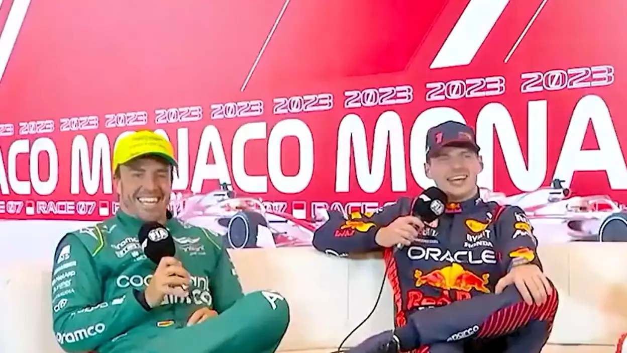 Alonso y Verstappen riéndose en la rueda de prensa posterior a la qualy en Mónaco Alonso y Verstappen riéndose en la rueda de prensa posterior a la qualy en Mónaco