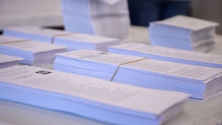 Papeletas en un colegio electoral