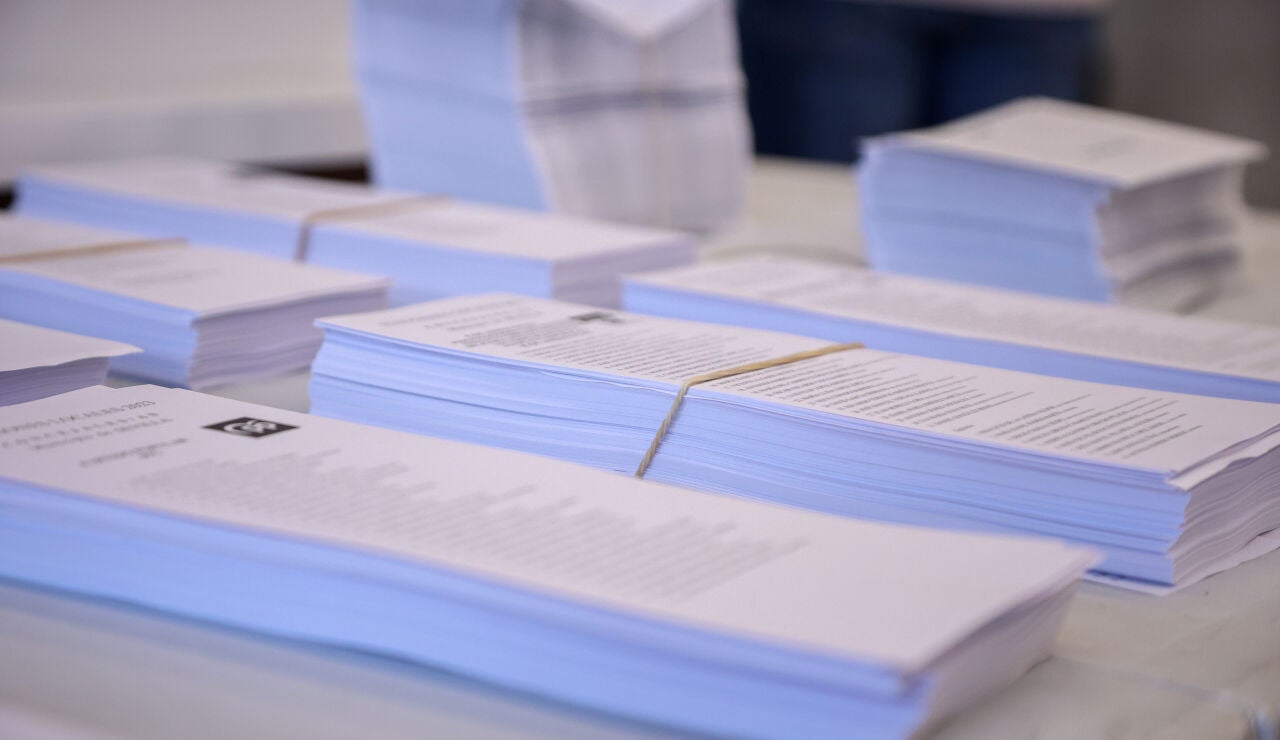 Papeletas en un colegio electoral