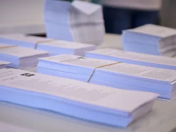 Papeletas en un colegio electoral Papeletas en un colegio electoral