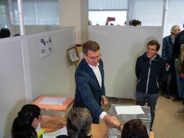 El presidente del Partido Popular (PP), Alberto Núñexz Feijóo, ejerce su derecho al voto en el Colegio Ramiro de Maeztu