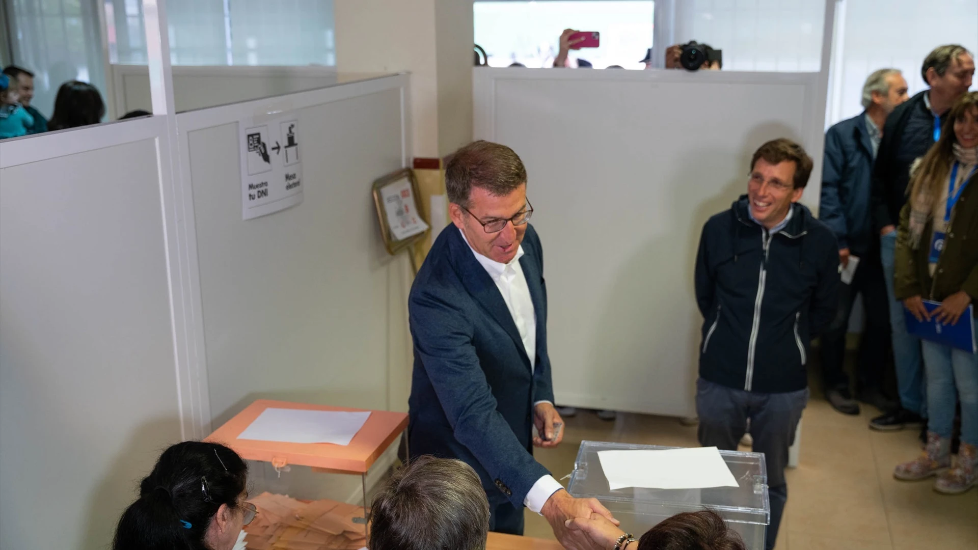 El presidente del Partido Popular (PP), Alberto Núñexz Feijóo, ejerce su derecho al voto en el Colegio Ramiro de Maeztu El presidente del Partido Popular (PP), Alberto Núñexz Feijóo, ejerce su derecho al voto en el Colegio Ramiro de Maeztu