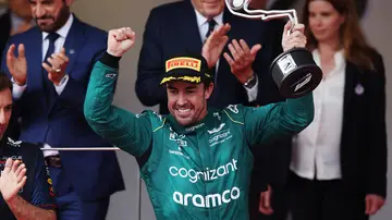 Alonso celebrando su segunda posición en el GP de Mónaco