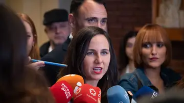 La ministra de Derechos Sociales, Ione Belarra se dirige a los medios junto al candidato de Podemos-Izquierda Unida-Alianza Verde al Ayuntamiento de Madrid, Roberto Sotomayor 