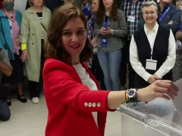 Isabel Díaz Ayuso, tras votar en Chamberí
