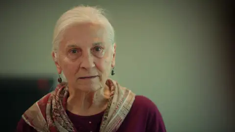Esta noche en ‘Hermanos’: La señora Sevci se cuela en el Ataman… ¡Y les toma el pelo a Emir y a Tolga! Esta noche en ‘Hermanos’: La señora Sevci se cuela en el Ataman… ¡Y les toma el pelo a Emir y a Tolga!