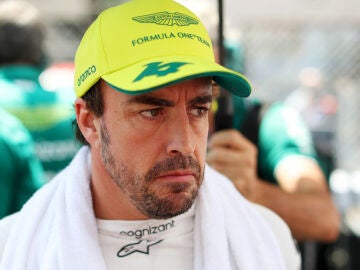 Fernando Alonso, serio en el box de Aston Martin