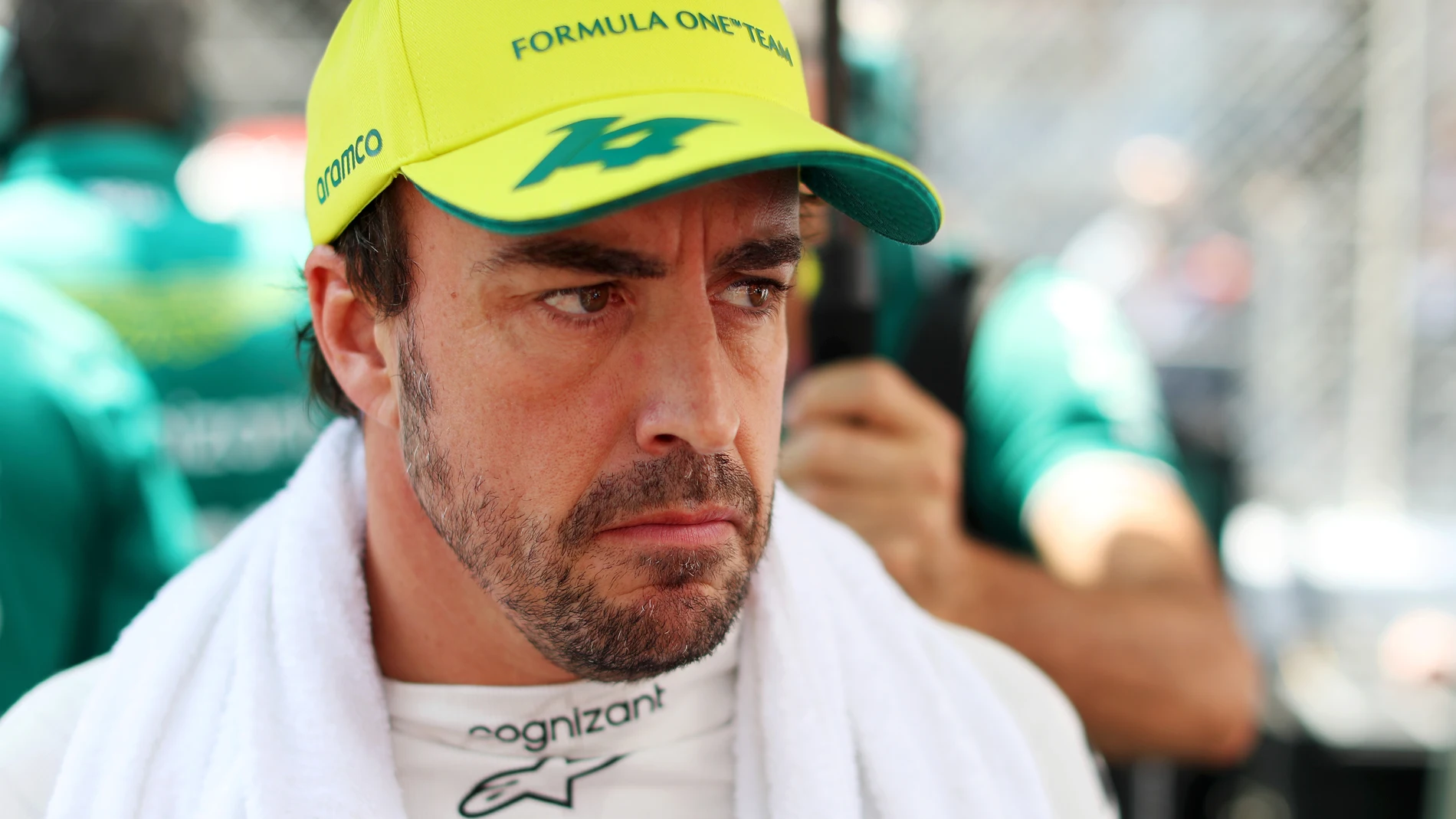 Fernando Alonso, serio en el box de Aston Martin