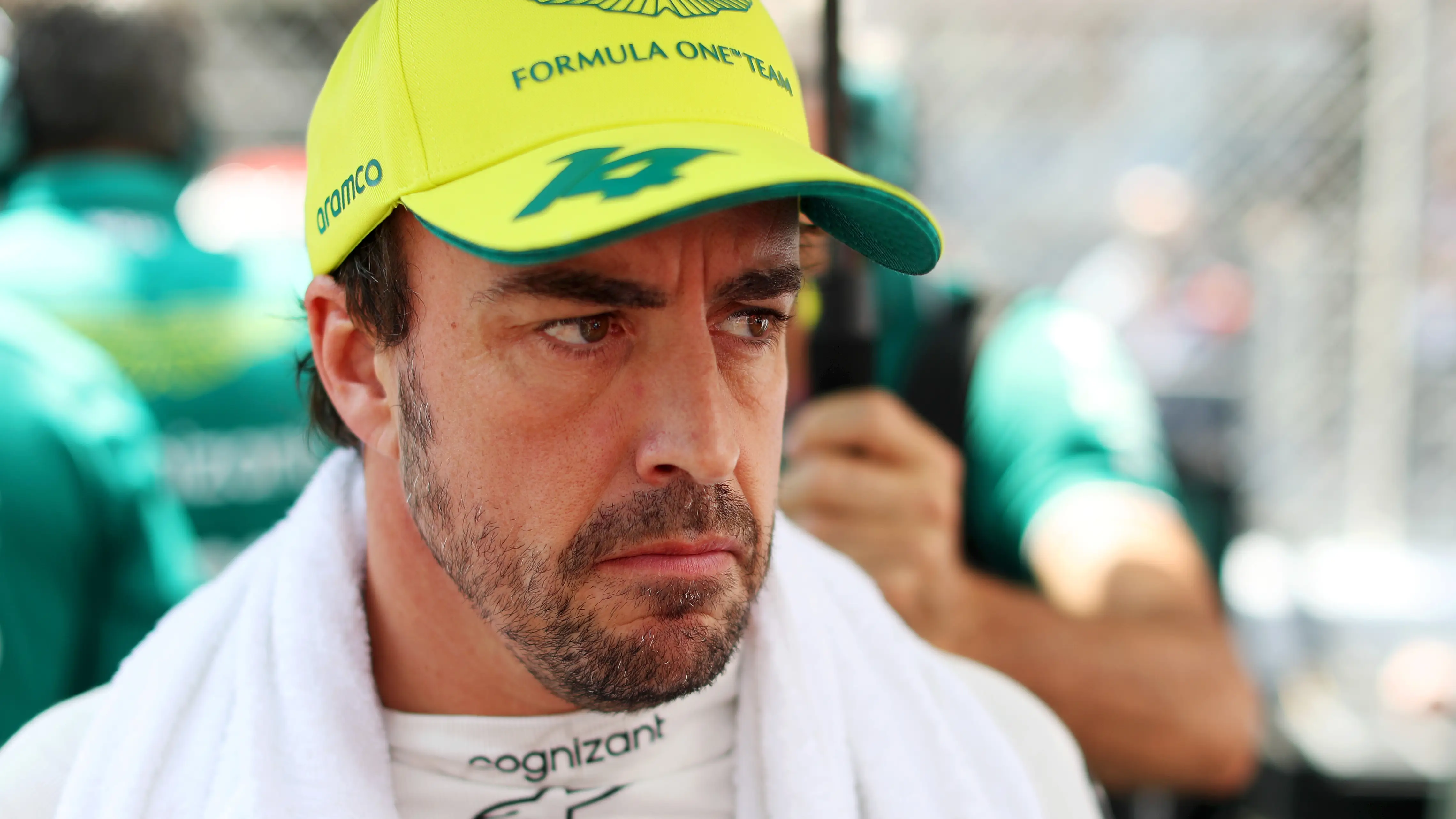 Fernando Alonso, serio en el box de Aston Martin