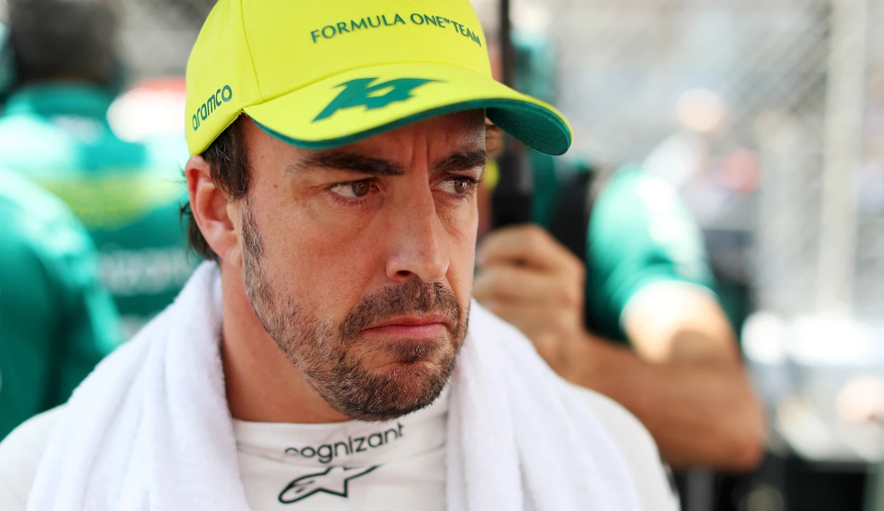 Fernando Alonso, serio en el box de Aston Martin