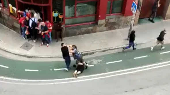 Momento de la agresión en plena calle Momento de la agresión en plena calle