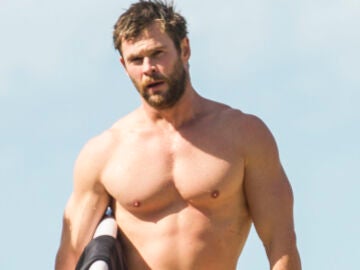 Chris Hemsworth en la playa sin camiseta tras hacer surf