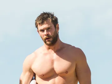 Chris Hemsworth en la playa sin camiseta tras hacer surf Chris Hemsworth en la playa sin camiseta tras hacer surf