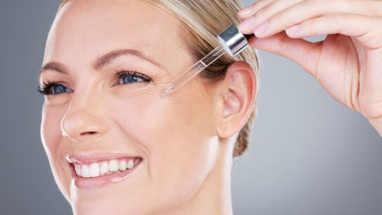 Mujer usando retinol