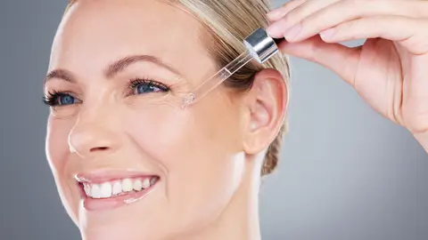 Mujer usando retinol Mujer usando retinol