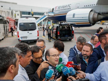 Pepe Castro atiende a los medios en la llegada del Sevilla a Budapest